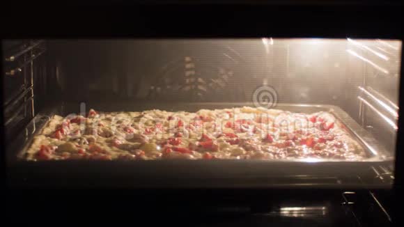披萨在烤箱里煮延时视频视频的预览图