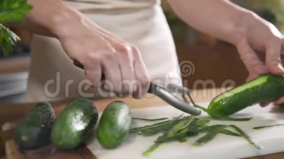 厨师用新鲜蔬菜做蔬菜沙拉素食烹饪食物健康营养视频的预览图