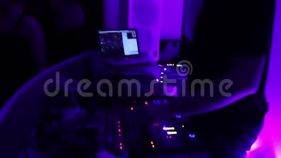 跳舞DJ在夜总会表演音乐不错的派对现代音乐视频的预览图