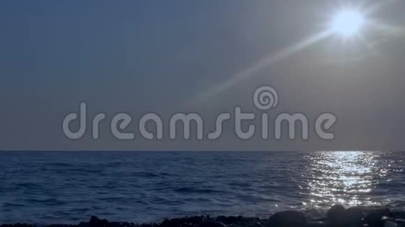 阳光反射在水中海浪在大海里视频的预览图