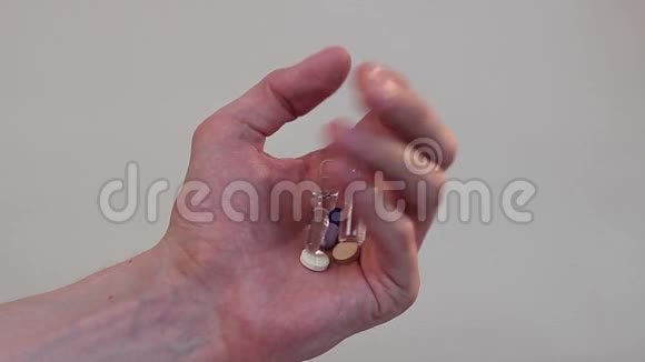 持有一把五颜六色的药物胶囊和药片的人视频的预览图