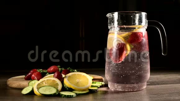 深底玻璃瓶新鲜水果和冷冻草莓柠檬薄荷和黄瓜闪闪发光视频的预览图