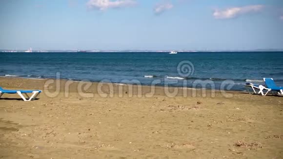 两个躺椅在美丽的野生沙滩蓝色海景无人旅游目的地概念视频的预览图