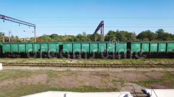 一个货运仓库中的煤火车的鸟瞰图煤采矿火车视频的预览图