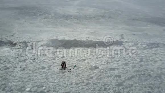 拉脱维亚里加一条冰冻的河流上的渔夫的鸟瞰图4K录像视频的预览图