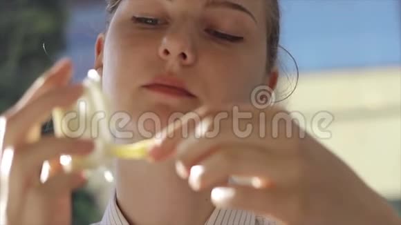 一个年轻女人吃食物的肖像视频的预览图