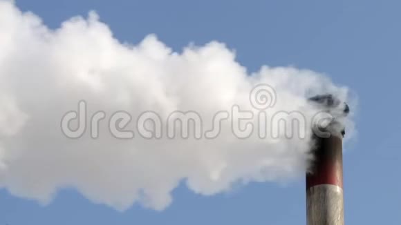 蓝天背景上的烟堆视频的预览图