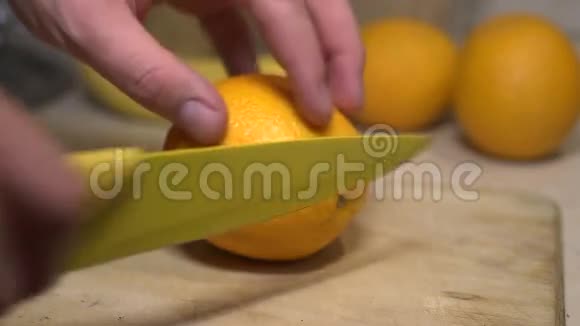 男人舔橘子视频的预览图