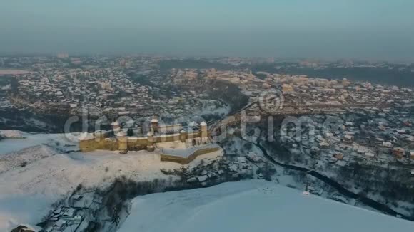 冬季乌克兰卡米安涅茨波迪尔斯基城堡的鸟瞰图这座堡垒坐落在风景如画的大自然中视频的预览图