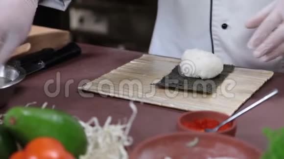 在厨房做寿司卷把米饭撒在诺里视频的预览图