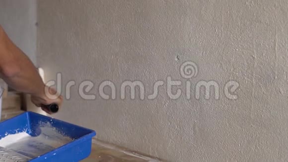 用滚筒粉刷墙壁视频的预览图