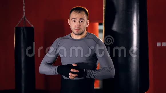 战斗体育场馆中的强壮运动员准备战斗的肖像慢动作视频的预览图