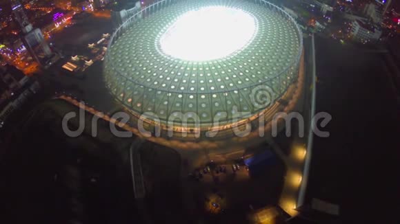 在明亮的体育场上方夜晚的城市灯光视频的预览图
