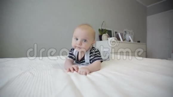 可爱的宝宝趴在大床上视频的预览图
