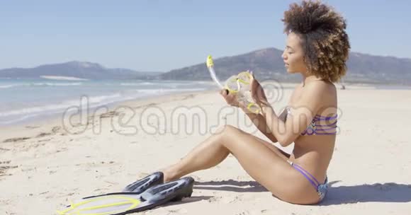 女玩把水罩戴上视频的预览图