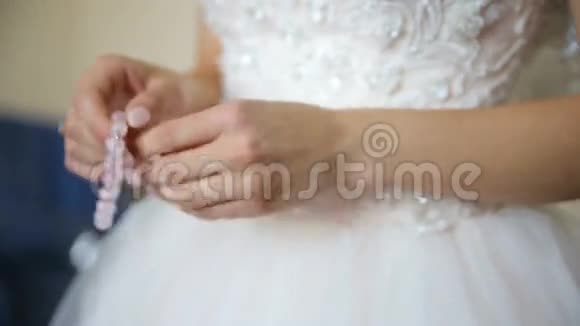 新娘把项链戴在手臂上视频的预览图