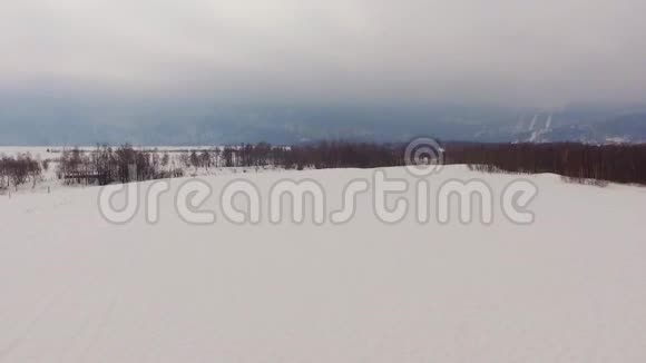 无人机飞越雪域风景视频的预览图