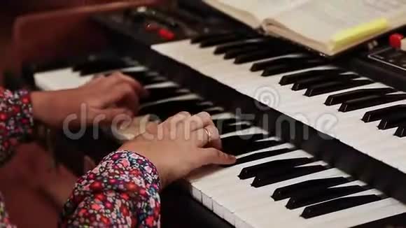 一个在天主教堂演奏琴的女人的手视频的预览图