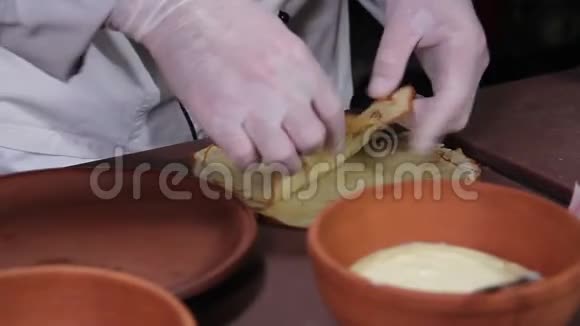 提供餐盘上的甜点煎饼的特写创意厨师视频的预览图