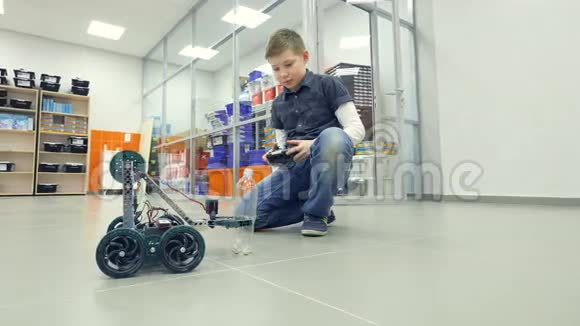 小男孩工程师在工程实验室测试自制机器人视频的预览图