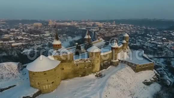 冬季乌克兰卡米安涅茨波迪尔斯基城堡的鸟瞰图这座堡垒坐落在风景如画的大自然中视频的预览图