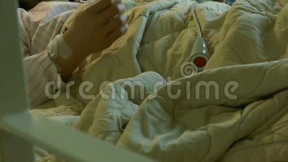 病人在病床上按紧急呼叫按钮视频的预览图