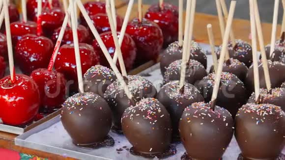 巧克力和坚果中的焦糖苹果街头食品视频的预览图