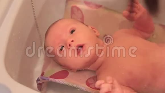 妈妈在浴缸里洗新生儿视频的预览图