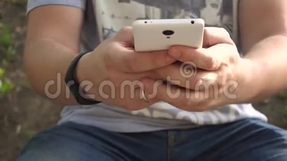 男人用手机聊天的手视频的预览图