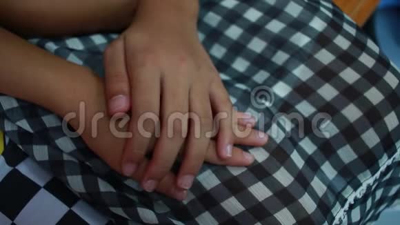亚洲小女孩牵着手情侣在一起展示关系视频的预览图