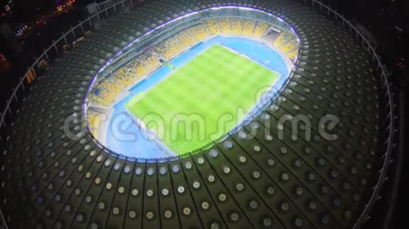 足球场大型城市体育场4k空中垂直视野视频的预览图