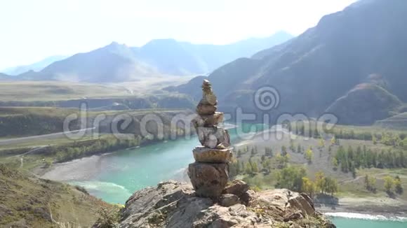 石金字塔特写镜头与西伯利亚景观背景视频的预览图