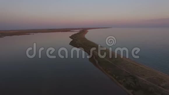 空中摄影的海洋景观与海洋和湖泊视频的预览图