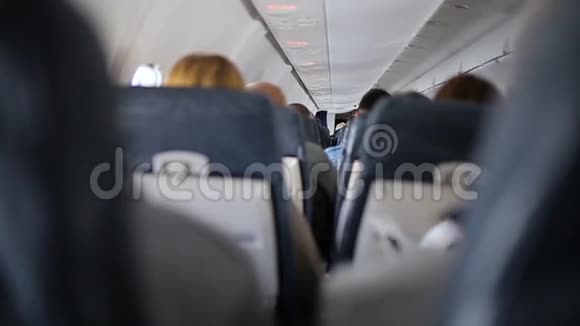 从飞机上的乘客座位上看视频的预览图