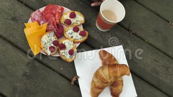 4k美食餐盘配烤面包和蓝奶酪覆盆子全国西班牙香肠视频的预览图