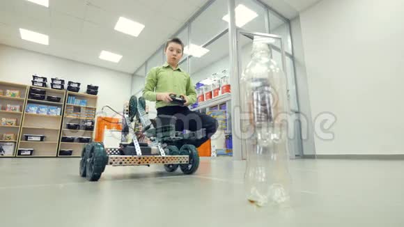 学校学生在工程学校实验室控制自制机器人视频的预览图