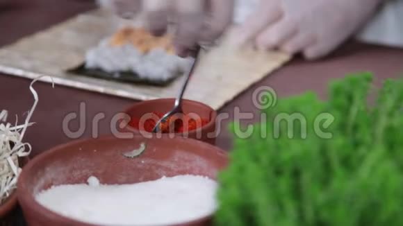 用鱼子酱做日本寿司卷视频的预览图