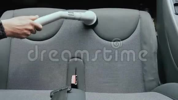 男士用吸尘器清洁汽车座椅视频的预览图