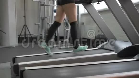 人们在健身俱乐部健身房和体育活动中训练女人在跑步机上锻炼和跑步视频的预览图