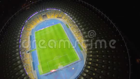 从空中角度来看明亮的体育场很棒足球比赛视频的预览图