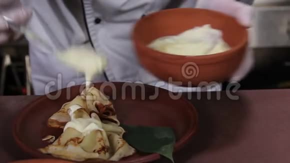 加奶油和果浆的烹饪调味甜饼视频的预览图