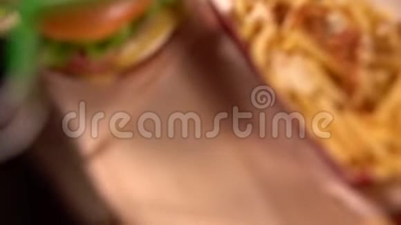 烤热狗苏打水和法国薯条视频的预览图