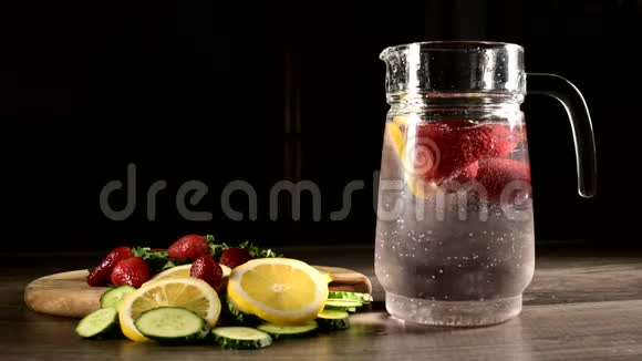 深底玻璃瓶新鲜水果和冷冻草莓柠檬薄荷和黄瓜闪闪发光视频的预览图