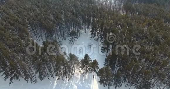 山间的冬季景观空中4k视频的预览图