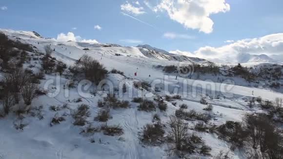 高山滑雪坡上山时的鸟瞰图视频的预览图
