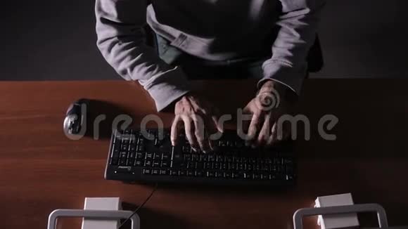 黑客的手在键盘上输入代码黑客程序代码软件代码视频的预览图