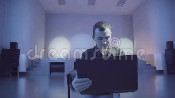 一个人在夜总会用笔记本电脑重写视频的预览图