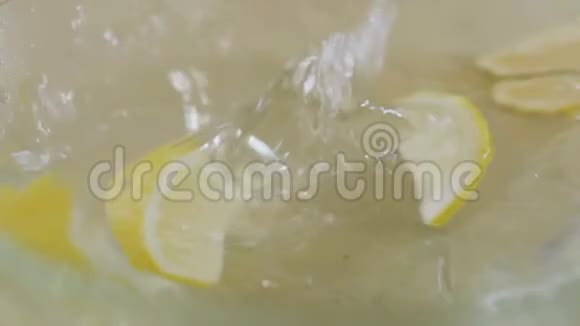 柠檬慢慢地掉进水里视频的预览图