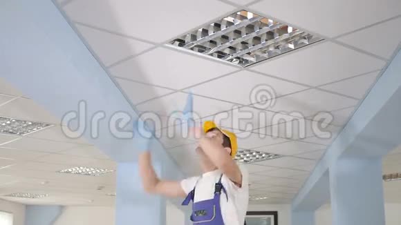 清洁工移动天花板上的面板视频的预览图