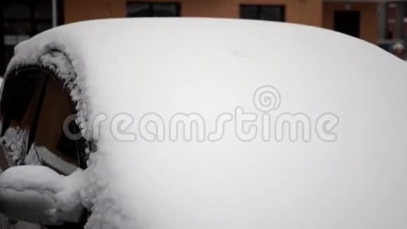 清理车上的积雪视频的预览图